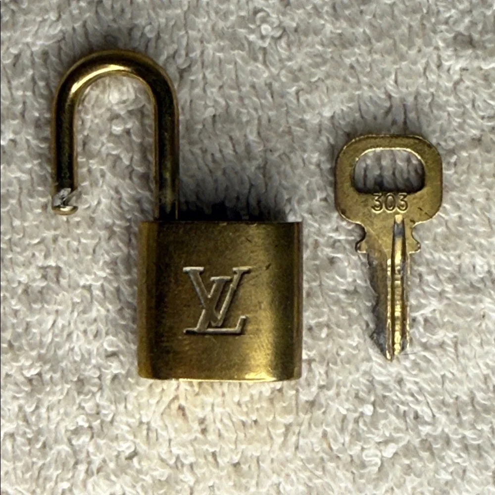 Louis Vuitton Brass '303' Padlock in Goldtone with Goldtone Key - Picture 3 of 4